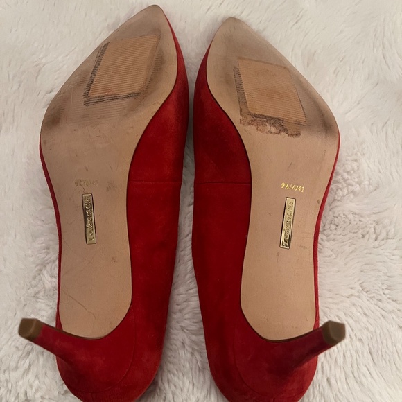 Women's red suede pums 9.5 M - Picture 5 of 7